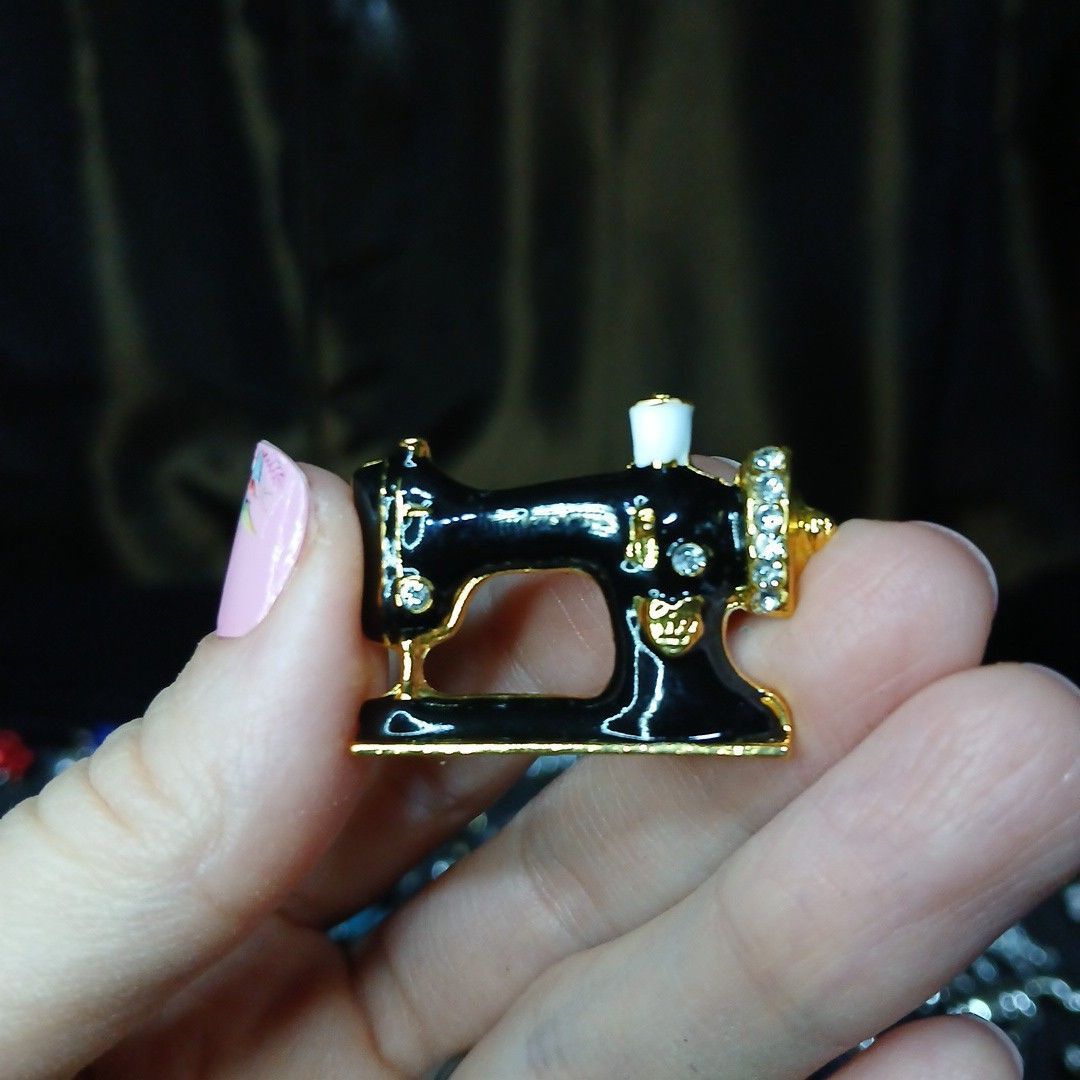 Gold Tone Sewing Machine Brooch