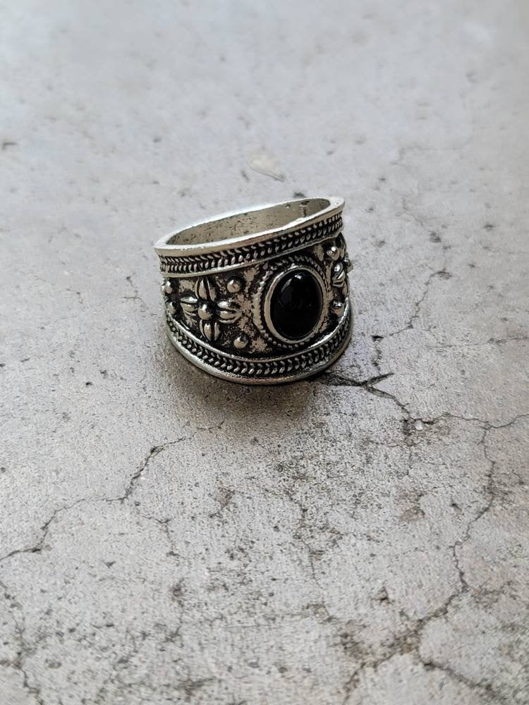 Silver black stone ring size 7 1/2